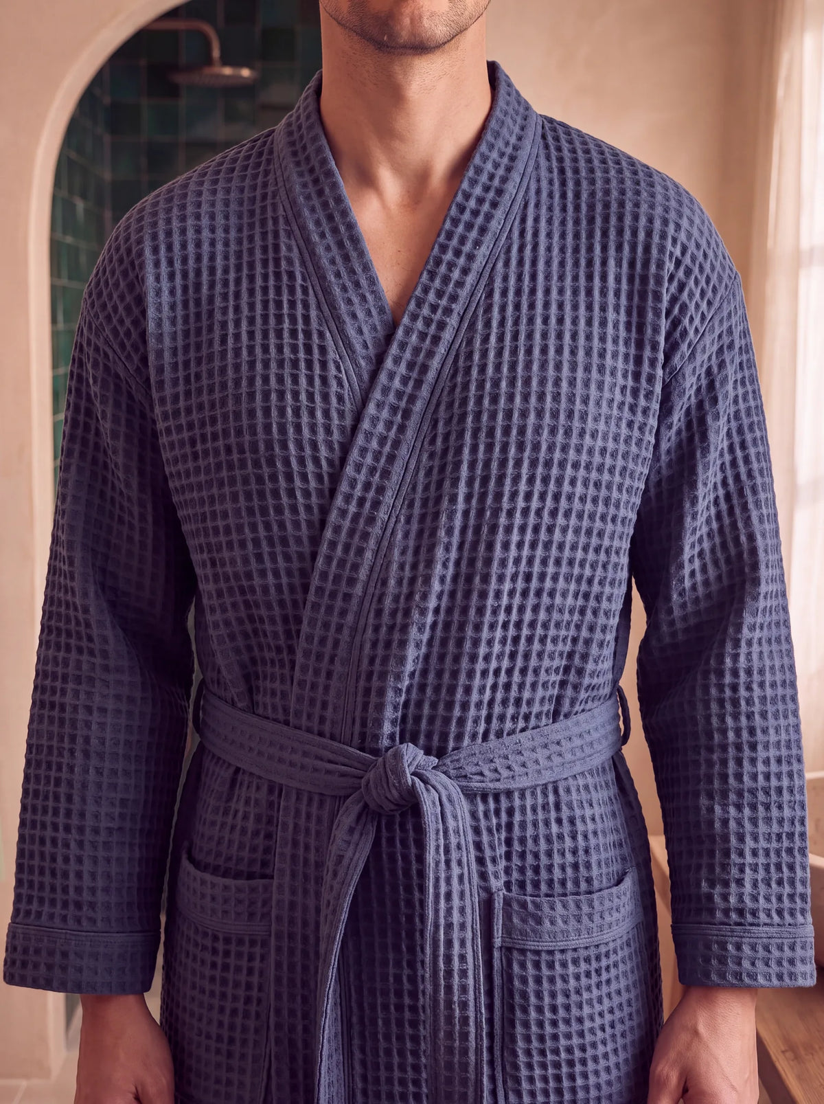 Col plat et ceinture nouée du peignoir Lumä en nid d’abeille bleu