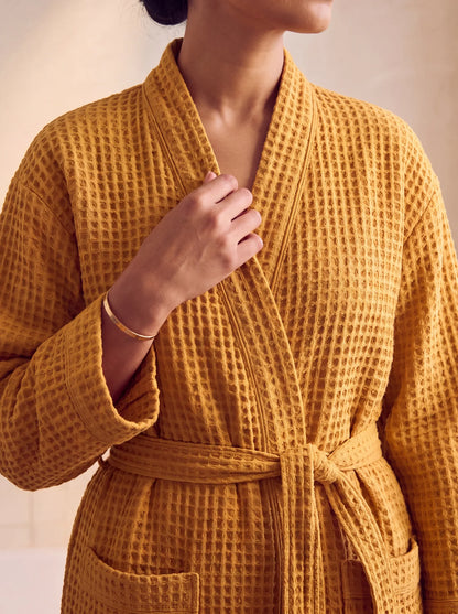 Col plat et ceinture du peignoir Lumä en nid d’abeille jaune porté